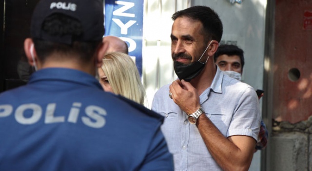 Ceza yememek için polisi gören maskesine sarıldı