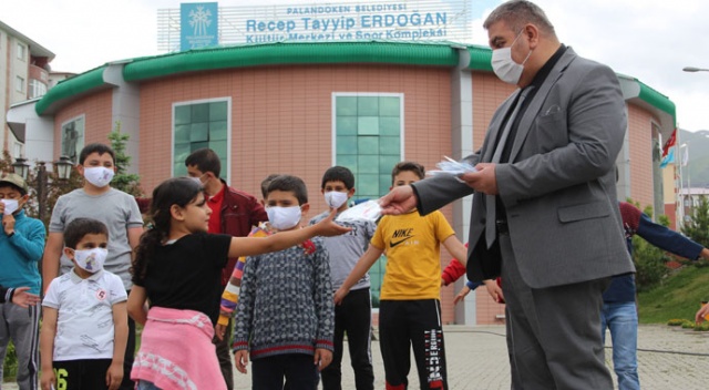 Çocuklar bu maskeleri takmak için sıraya giriyor