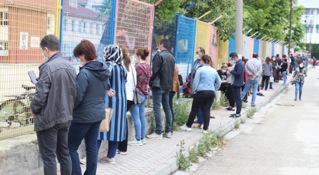 Çocuklar sınavdayken veliler sosyal mesafeyi hiçe saydı