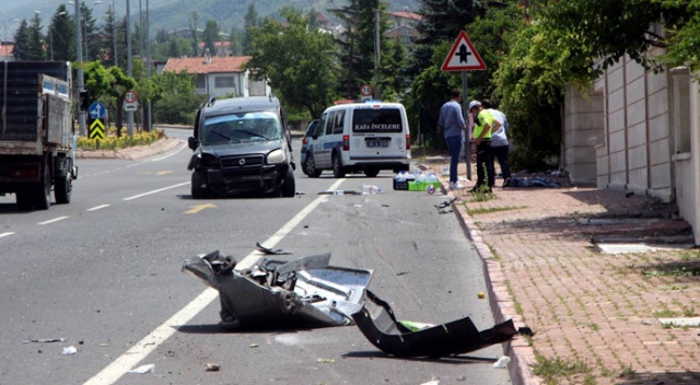 Çöp konteynırına çarpan araç metrelerce sürüklendi: 2'si ağır 6 yaralı Çöp konteynırına çarpan araç metrelerce sürüklendi: 2'si ağır 6 yaralı
