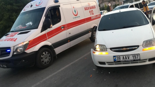 Direksiyon hakimiyeti kaybolan araç ambulansa çarptı Direksiyon hakimiyeti kaybolan araç ambulansa çarptı