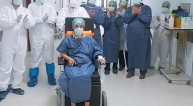 Doğumdan sonra bebeğiyle korona virüse yakalandı, 12 günlük hayat savaşını kazandı