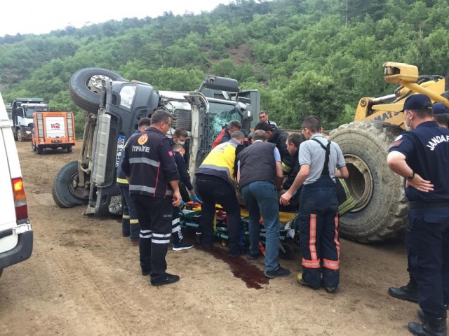 Domaniç'te hafriyat kamyonu devrildi: 1 yaralı Domaniç'te hafriyat kamyonu devrildi: 1 yaralı