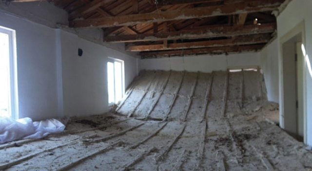 Düğünden evlerine dönen çift çöken tavanla hayatlarının şokunu yaşadı