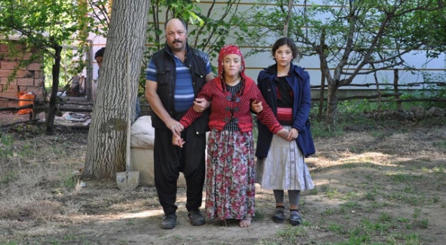 Engelli kızını 21 yıldır sırtında taşıyor Engelli kızını 21 yıldır sırtında taşıyor