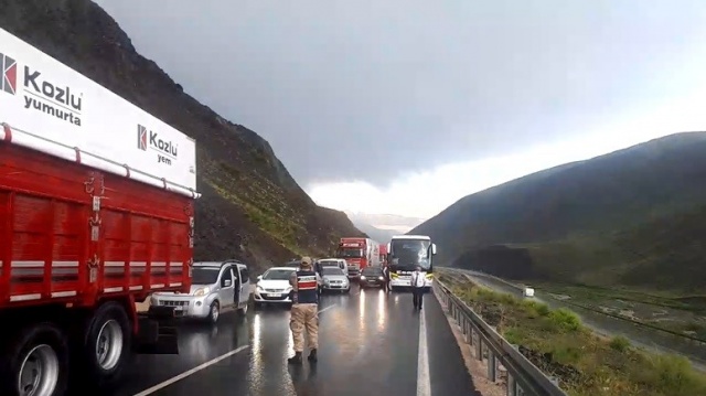Erzincan’da sağanak heyelana neden oldu