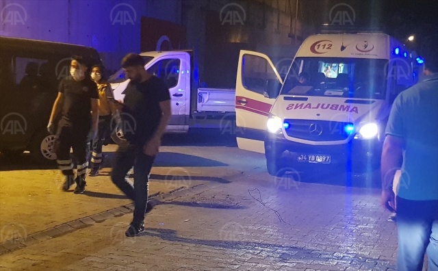 Esenyurt'ta bir şüpheli, araçta tartıştığı iki kişiyi silahla yaraladı