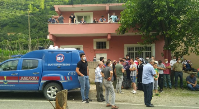 Eşini uyurken bıçaklayarak öldürüp intihar etti Eşini uyurken bıçaklayarak öldürüp intihar etti