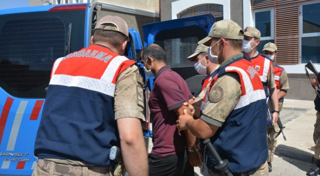 Eşini ve kayınpederini öldüren zanlı tutuklandı