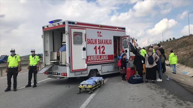 Eskişehir'de yolcu otobüsü ile çekici çarpıştı: 17 yaralı Eskişehir'de yolcu otobüsü ile çekici çarpıştı: 17 yaralı