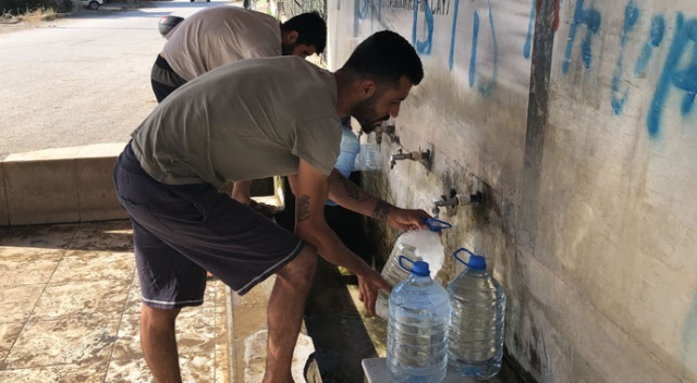 Evlerine bidon bidon su taşıyorlar Evlerine bidon bidon su taşıyorlar