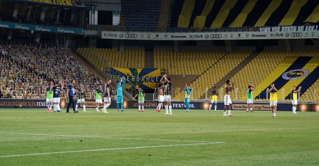 Fenerbahçeli futbolcular maç sonu tribünleri alkışladı