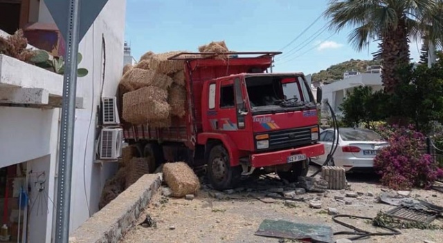 Fireni patlayan kamyon caddeyi savaş alanına çevirdi Fireni patlayan kamyon caddeyi savaş alanına çevirdi