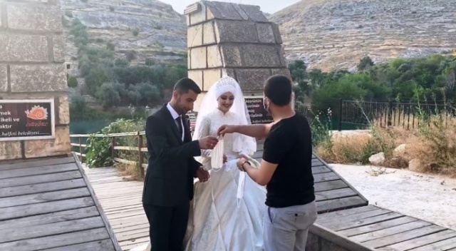 Gelinle damada altın yerine maske taktılar Gelinle damada altın yerine maske taktılar