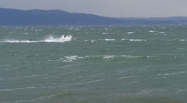 Gemileri bile sürükleyen fırtınada jet ski ile dalgalara meydan okudu Gemileri bile sürükleyen fırtınada jet ski ile dalgalara meydan okudu