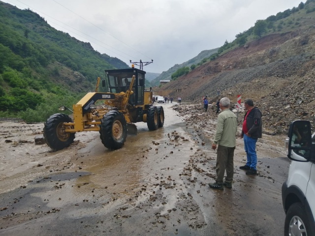 Giresun'da sağanak yağış karayolunu ulaşıma kapattı Giresun'da sağanak yağış karayolunu ulaşıma kapattı