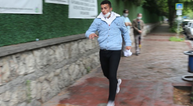 Giriş belgesini unutan öğrenci sınava son anda yetişti Giriş belgesini unutan öğrenci sınava son anda yetişti