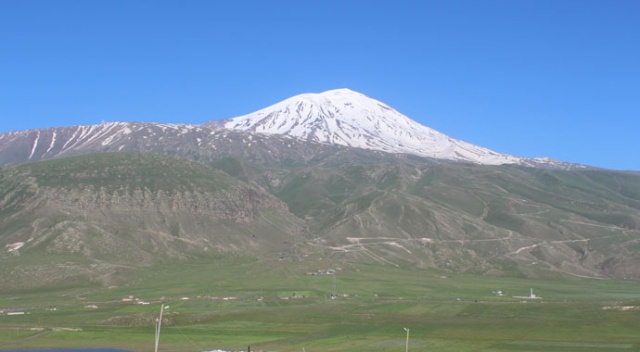 Havaların ısınmasıyla birlikte Ağrı Dağı&#039;nın yüksek kesimlerinde bulunan karlar erimeye başladı