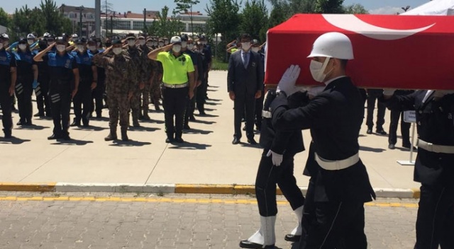Hayatını kaybeden emekli emniyet müdürü son yolculuğuna uğurlandı Hayatını kaybeden emekli emniyet müdürü son yolculuğuna uğurlandı
