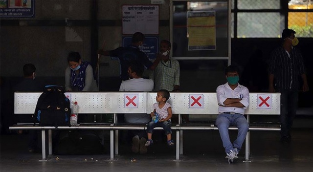 Hindistan'da son 24 saatte Covid-19 nedeniyle 325 kişi hayatını kaybetti Hindistan'da son 24 saatte Covid-19 nedeniyle 325 kişi hayatını kaybetti