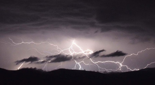 Hindistan'da yıldırım isabet eden 23 kişi öldü