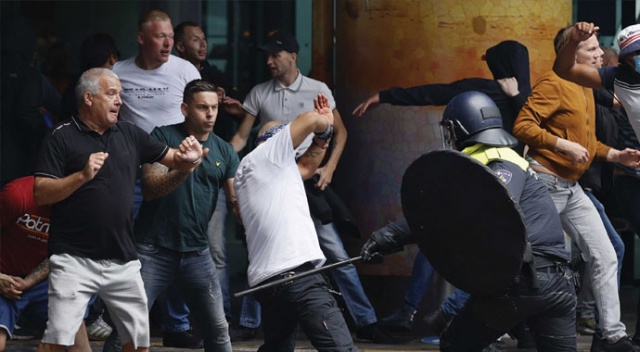 Hollanda’da korona kısıtlamaları protesto edildi