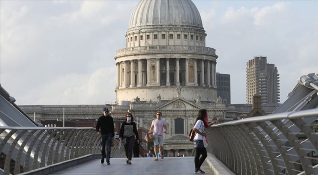İngiltere'de 'karantina tedbirlerinin erken alınması ölümleri yarıya indirebilirdi' iddiası
