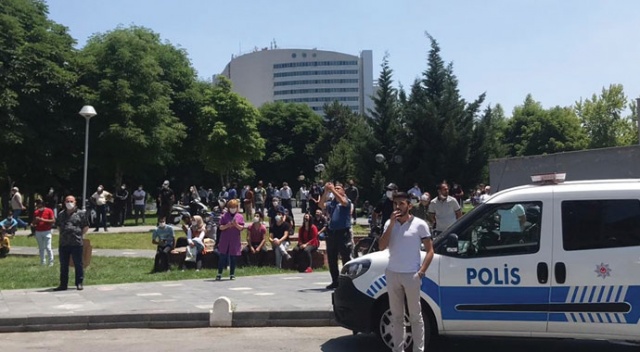 İntihar etmek için çatıya çıkan adamı, film izler gibi izlediler İntihar etmek için çatıya çıkan adamı, film izler gibi izlediler