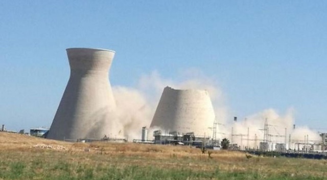 İsrail'de soğutma kulesi çöktü İsrail'de soğutma kulesi çöktü