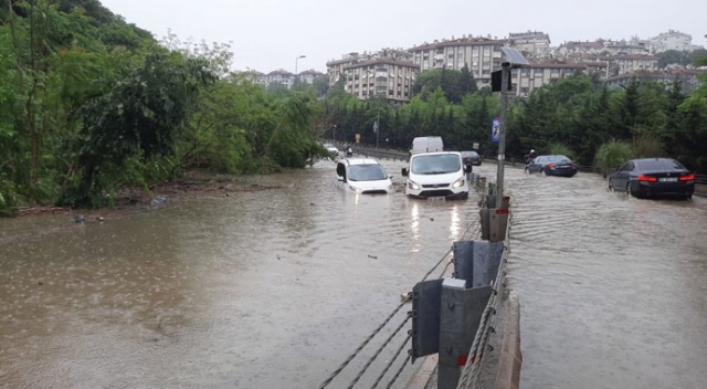 İstanbul’da göle dönen yolda araçlar mahsur kaldı
