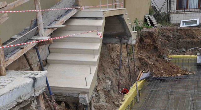 İzmir&#039;de sağanak yağış sonrası 2 apartmanın girişinde çökme meydana geldi