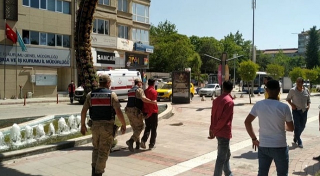 Kadını darp eden şahıs, o sırada geçen jandarma tarafından yakalandı