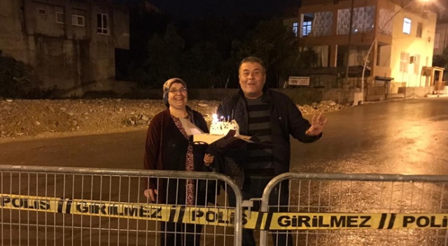 Karantinada kalan babaya doğum günü sürprizi