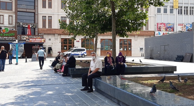 Kısıtlamanın kalkması ile vatandaşlar sokaklara çıktı Kısıtlamanın kalkması ile vatandaşlar sokaklara çıktı