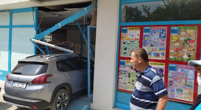 Kontrolden çıkan otomobil markete girdi: 3 yaralı Kontrolden çıkan otomobil markete girdi: 3 yaralı