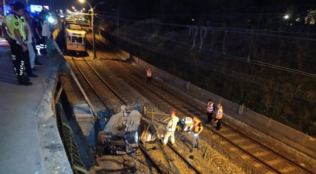 Kontrolden çıkan otomobil metro raylarına uçtu: 1 yaralı