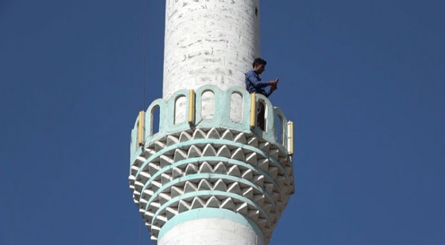 Köylüler telefonla görüşebilmek için minareye ya da dağa çıkıyor