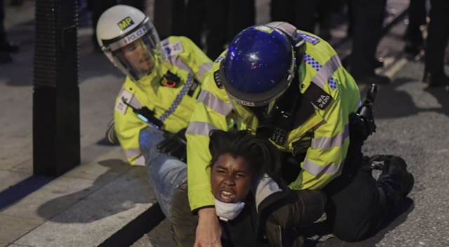 Londra'da göstericiler ile polis arasında arbede Londra'da göstericiler ile polis arasında arbede
