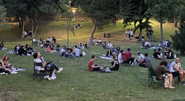 Maçka Parkı'nda sosyal mesafeyi hiçe sayan vatandaşlar dans edip, doğum günü kutladı
