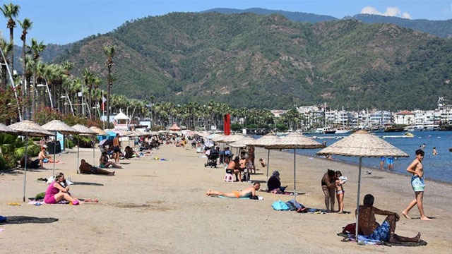 Marmaris'te tatilciler sokağa çıkma kısıtlamasından muaf tutuldu Marmaris'te tatilciler sokağa çıkma kısıtlamasından muaf tutuldu