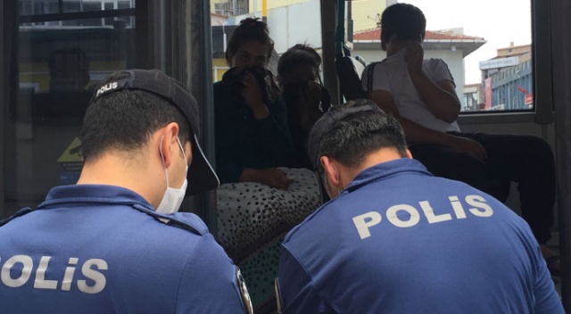 Maskesiz bindikleri minibüste polisi görünce yüzlerini gizlediler, cezadan kaçamadılar