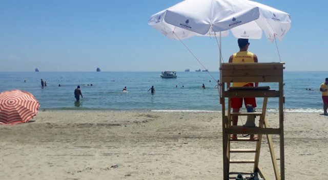 Menekşe Plajı’nda denizin tadını çıkardılar Menekşe Plajı’nda denizin tadını çıkardılar