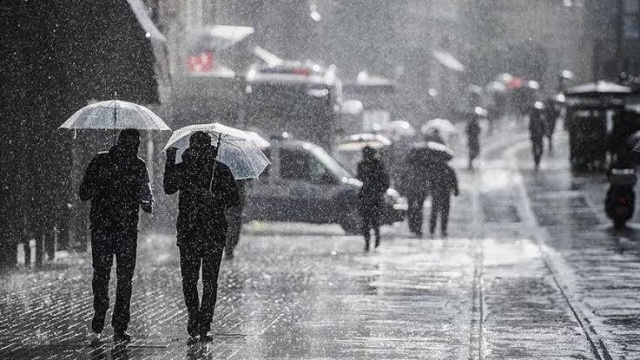 Meteoroloji 1. Bölge Müdürlüğü’ne yıldırım düştü