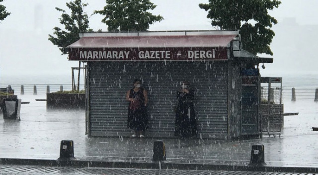 Meteoroloji uyarmıştı! İstanbul şiddetli dolu yağışına teslim oldu