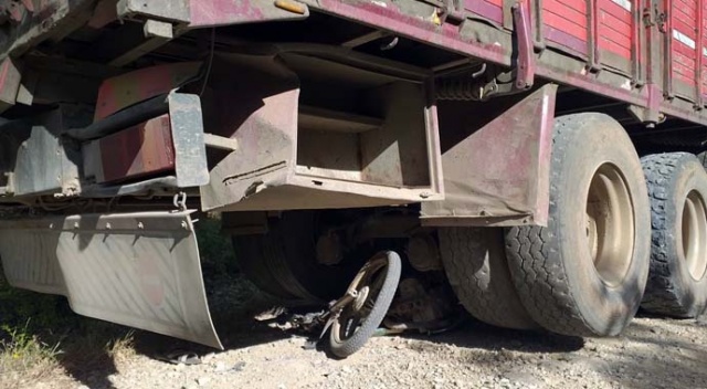 Motosiklet kamyonun altına girdi: 1 ölü, 1 yaralı