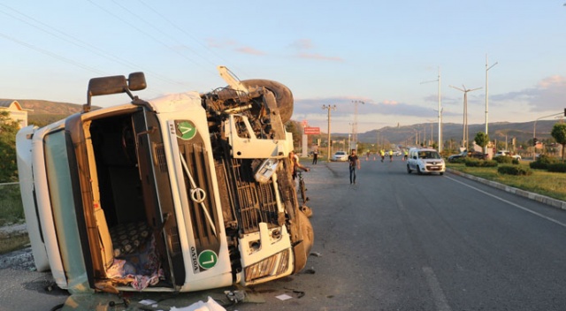 Mucur yüklü kamyon devrildi: 2 yaralı Mucur yüklü kamyon devrildi: 2 yaralı