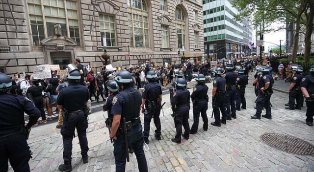 New York Valisi Cuomo kapsamlı polis reformu yasasını imzaladı