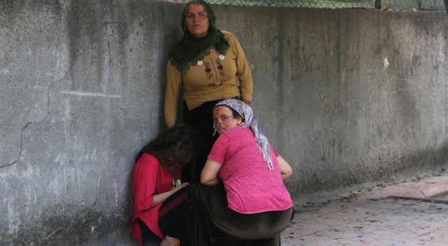 Önce küçük kızı sonra muhabirleri darp edip fotoğraf makinesini kırdılar