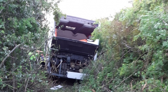 Otobüs yoldan çıktı, büyük facia atlatıldı Otobüs yoldan çıktı, büyük facia atlatıldı