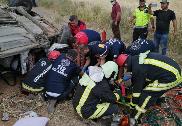 Otomobil şarampole yuvarlandı: 3 yaralı Otomobil şarampole yuvarlandı: 3 yaralı